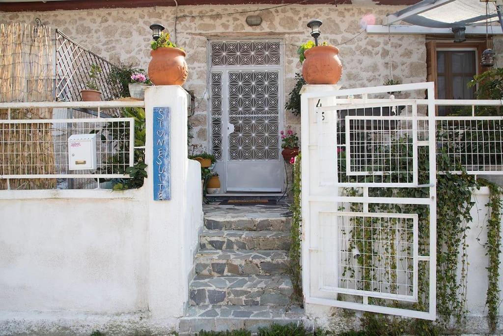 Stone Suite In The Center Of Corinth Bagian luar foto